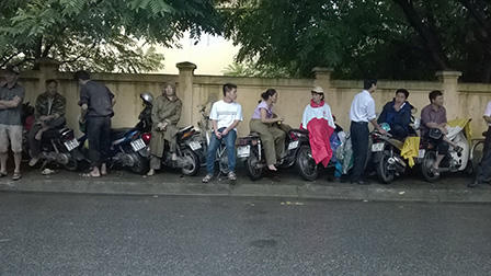 Sĩ tử đội mưa làm thủ tục thi ĐH đợt 2